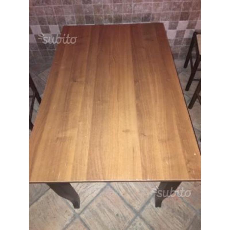 Tavoli di legno con sedie ennesse
