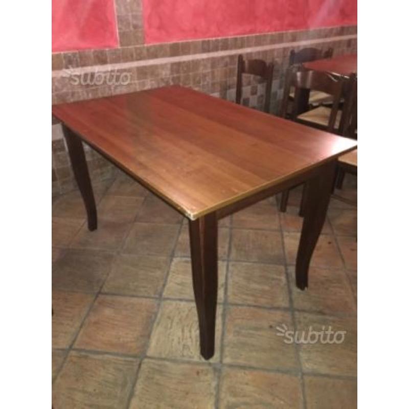 Tavoli di legno con sedie ennesse